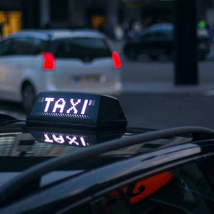 vehicule taxi stationne dans la ville de Pontault Combault